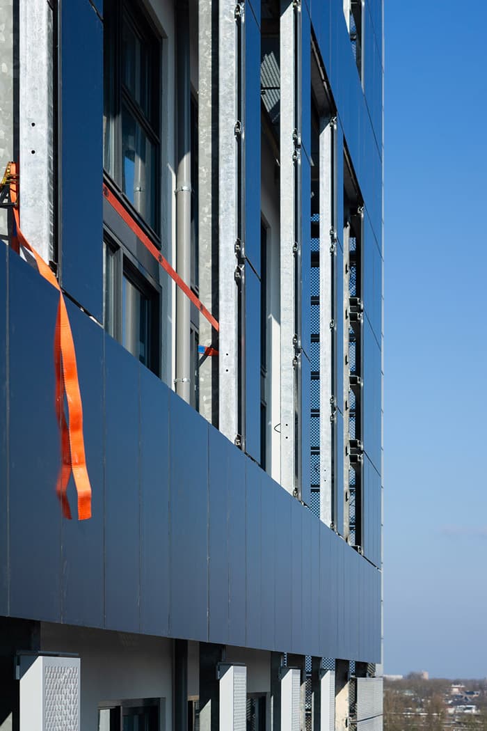 Proces bouw zonnepanelen gevel Baobab gebouw Utrecht | Solarix