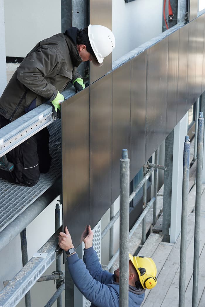 Proces bouw zonnepanelen gevel Baobab gebouw Utrecht | Solarix