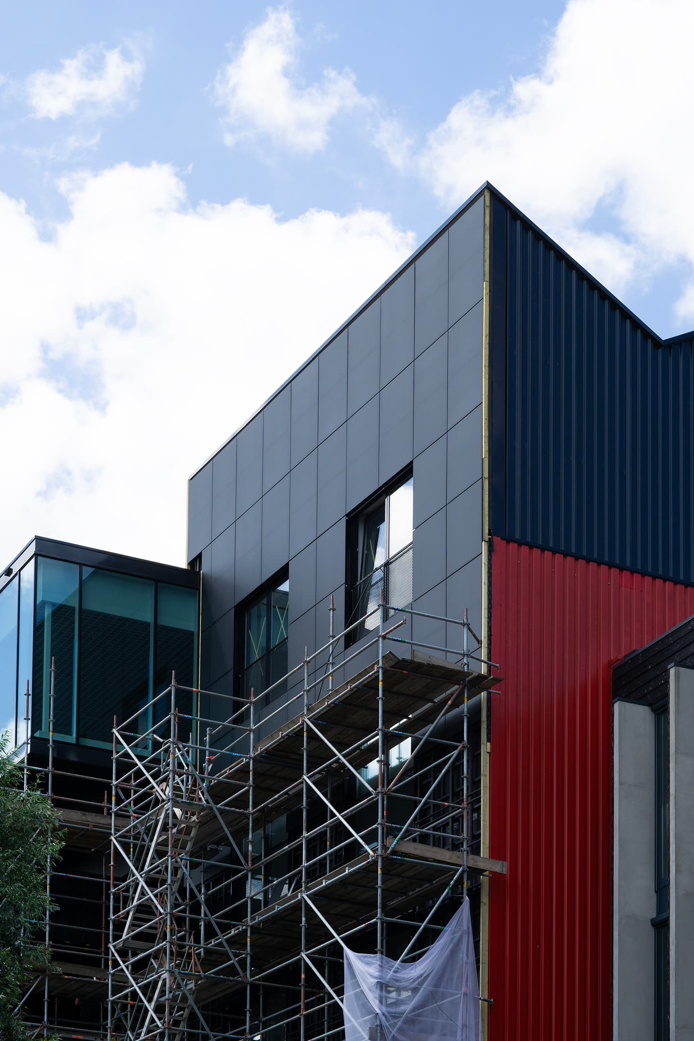 Matte Zwarte Zonnegevel voor Loft Office Amsterdam | Matte Black Solar Facade for Loft Office Amsterdam | Solarix
